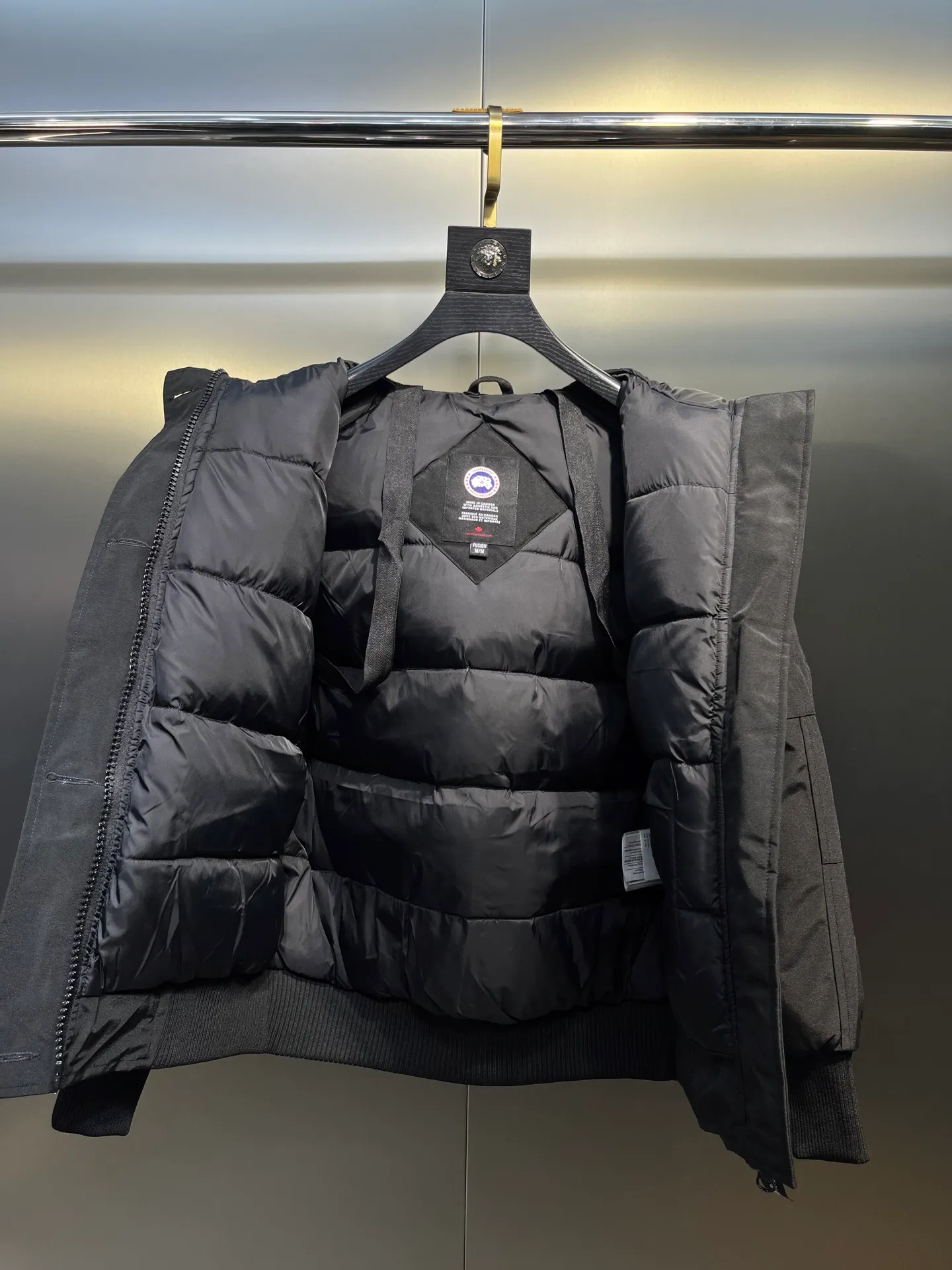 P780 CANADA GOOES 02 model (black) Chilliwa bomber jacket 02 model, chosen by Arctic and Antarctic scientific expedition teams as cold-proof equipment, the Rolls-Royce of down jackets. ➖ Industry-leading anti-counterfeiting chip sensing. ➖ Imported Behringer embroidery machines and customized embroidery labels, the highest level and industry leading. ➖ Imported Korean 21-count polyester-cotton blended original fabric, TC85 waterproof coated fabric, water-repellent, windproof and wear-resistant. ➖ The new national standard 80 white duck down is filled with an average of 520 grams of down. The amount of down filled is industry-leading. ➖ 100% nylon lon lining with double double-layer sealing design to prevent velvet running, seamless thread design on cuffs! ➖ Western Canadian Green Wolf Collar. ➖ Yoshida YKK provides original factory-customized electroplated sliders. YKK two-way lockable zippers are tight and smooth and do not peel off paint. ➖ 3M composite Velcro is durable and the accessories and hardware are all custom-made. Note: Our copywriting is only simple and clear. Instead of bragging about the copywriting, it is better to compare and understand with samples. Only for the purest, most focused, most professional, highest quality, and highest sex!  size：xs-xl